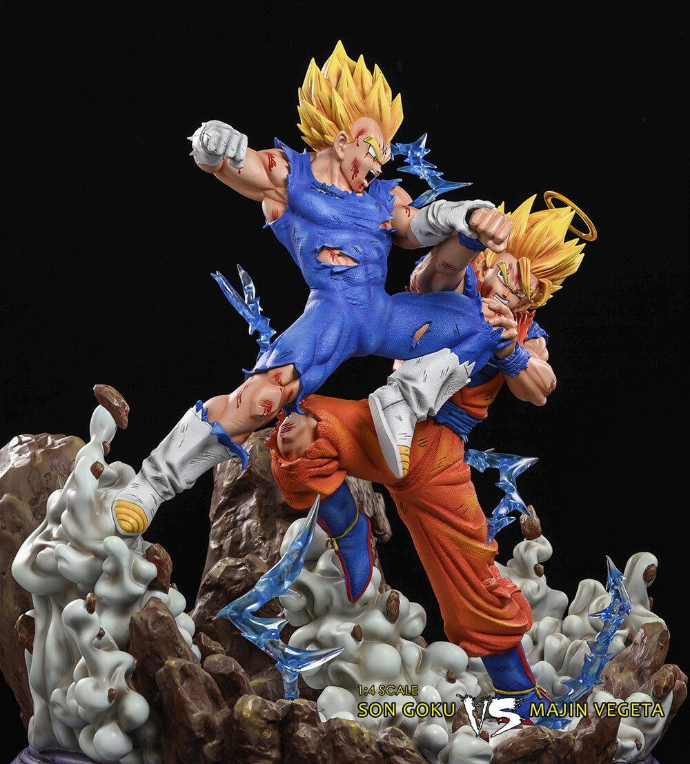 A detailed collectible statue depicting Son Goku in a Super Saiyan form punching Main Vegeta, set against a black background with stylized white and gray dust effects at the base. The image includes a text overlay at the bottom reading 'SON GOKU VS MAIN VEGETA'.